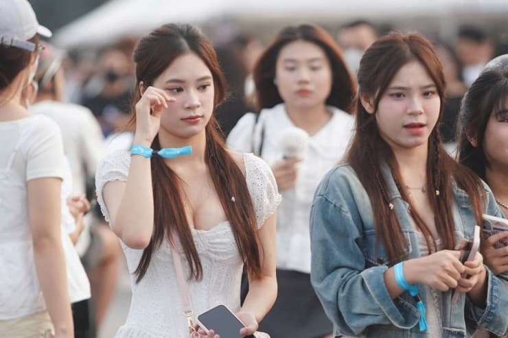 Hàng vạn em xinh đổ về Mỹ Đình