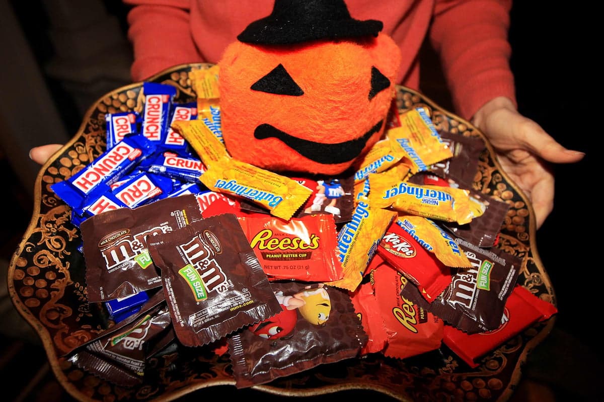 Trick or Treat: Từ Nghi Lễ Cầu Siêu Đến Ngày Hội Kẹo Bánh
