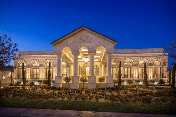 Mayweather luôn gắn liền với những hình ảnh xa hoa, biệt thự, máy bay, siêu xe, khoe tiền...