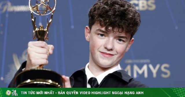 Owen Cooper nhận giải Emmy