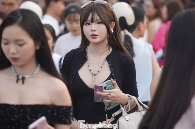 Concert Em xinh say hi tổ chức tại sân vận động Mỹ Đình (Hà Nội) vào tối 11/10. Từ đầu giờ chiều, hàng chục nghìn khán giả đổ về khu vực tổ chức.