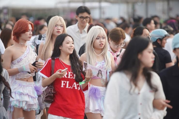 Nhiều người hâm mộ nữ đầu tư váy áo cầu kỳ, trang điểm nổi bật để gặp các thần tượng. 30 em xinh tề tựu đầy đủ trong concert Hà Nội. Trấn Thành tiếp tục giữ vai trò MC. Hôm 10/10, các em xinh đã có mặt để giao lưu với người hâm mộ ở các booth fan.