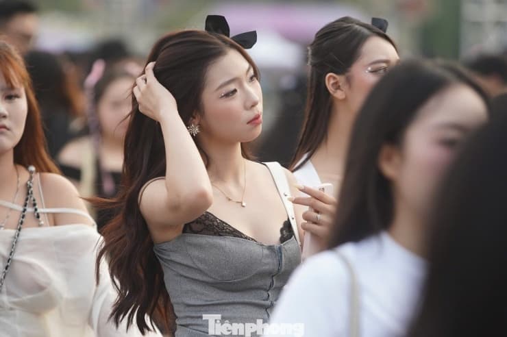 Người hâm mộ chọn phụ kiện cầu kỳ khi tham dự concert.