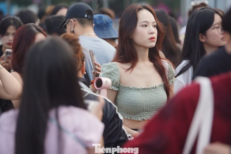 Khu vực dành cho khán giả được chia thành nhiều hạng vé, giá dao động từ 800.000 - 10 triệu đồng, đi kèm quà tặng và những quyền lợi khác nhau.