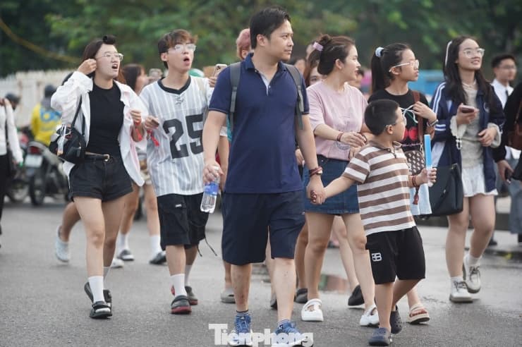 Người dân đổ về khu vực tổ chức concert.