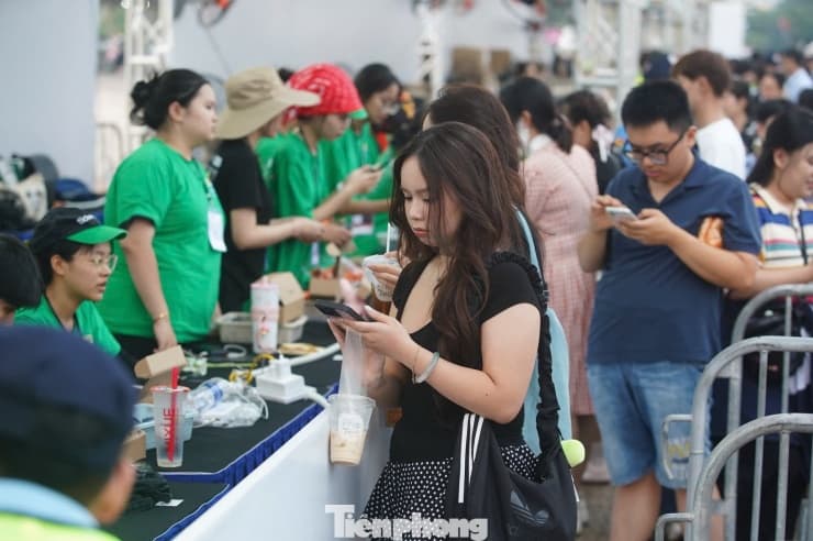 Khán giả phải xuất trình vé điện tử để đổi lấy vòng tay vào sân. Công tác đổi vé diễn ra khá trật tự, an toàn, không xảy ra tình trạng chen lấn xô đẩy.