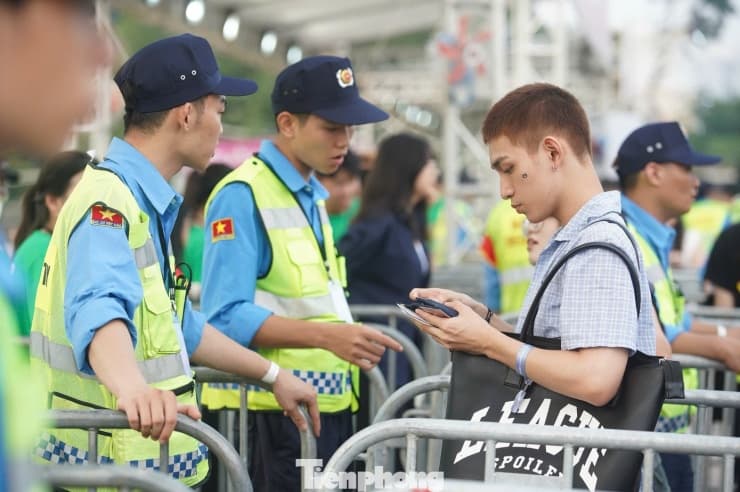 Nhiều người hâm mộ có mặt từ sớm, trước giờ tổ chức khoảng 2-3 tiếng.