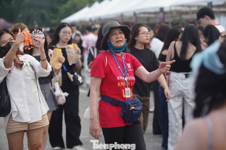 Phe vé hoạt động công khai, giá vé "chợ đen" được rao khá thấp, chỉ từ 300.000 đồng/vé.