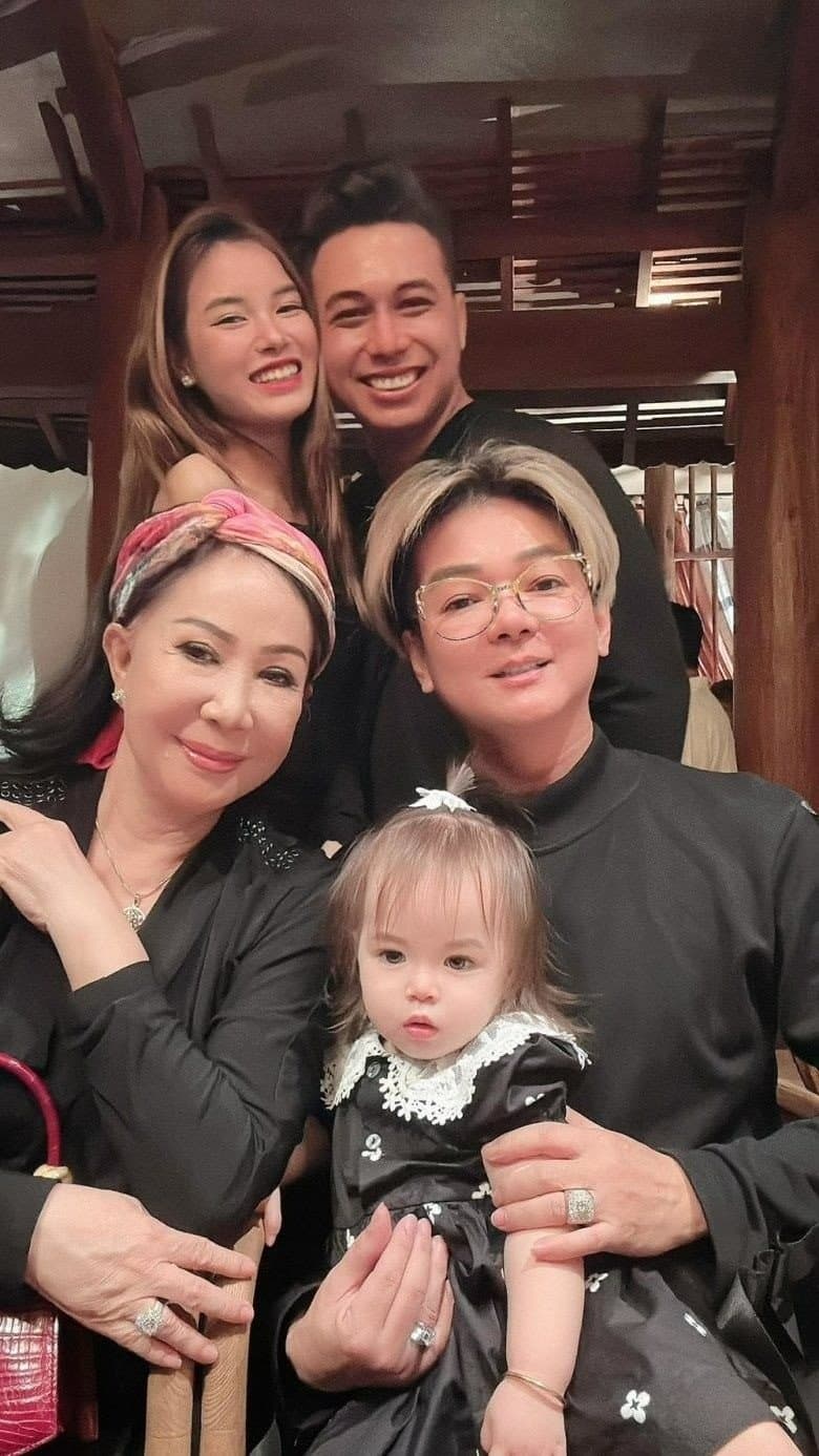 Ca sĩ Vũ Hà và vợ Huyền Vân