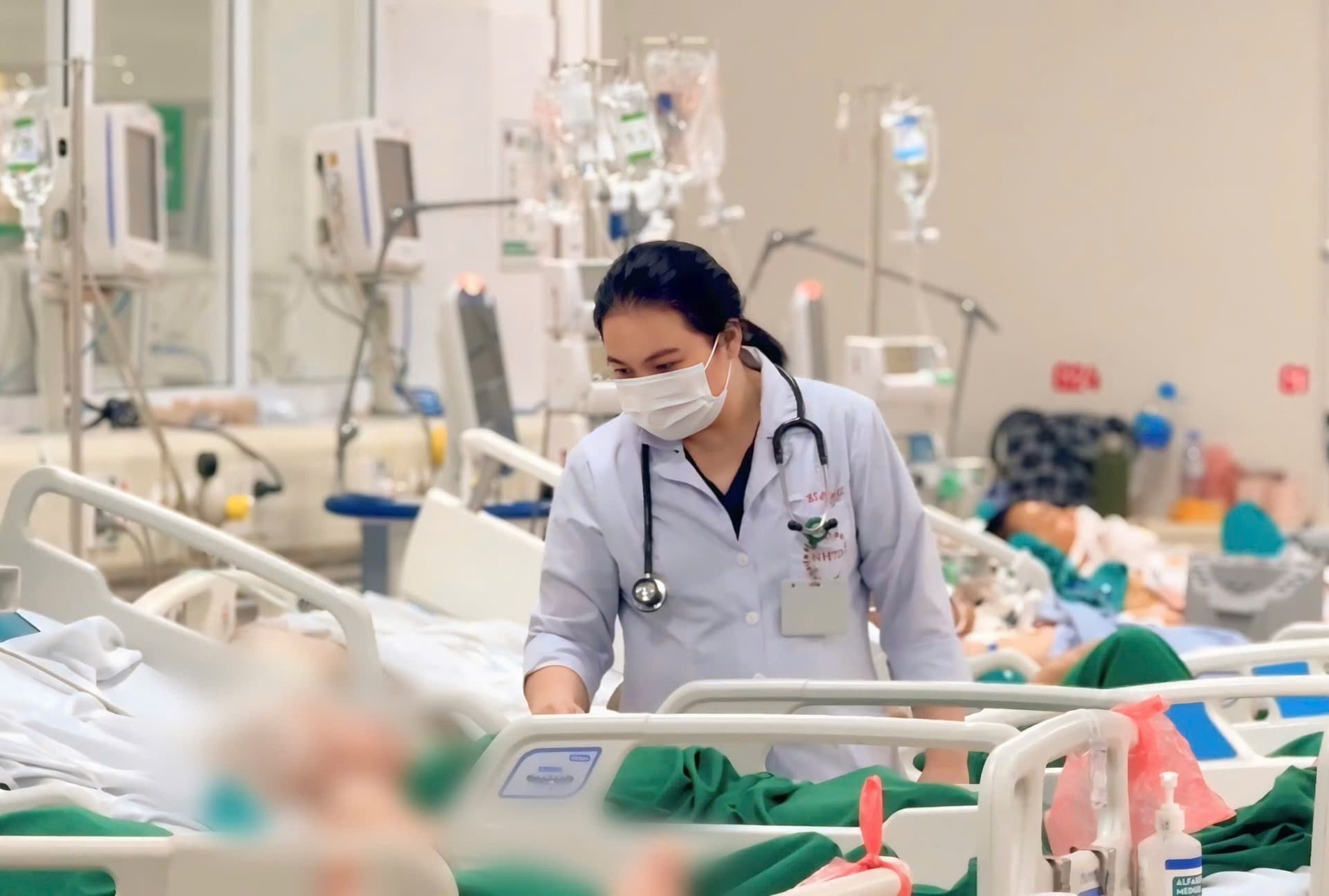 Bác sĩ thăm khám cho bệnh nhân bị ngộ độc.